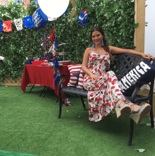 Anita estaba muy cómoda luciendo un bello vestido tricolor. Ella siempre pendiente de la moda.