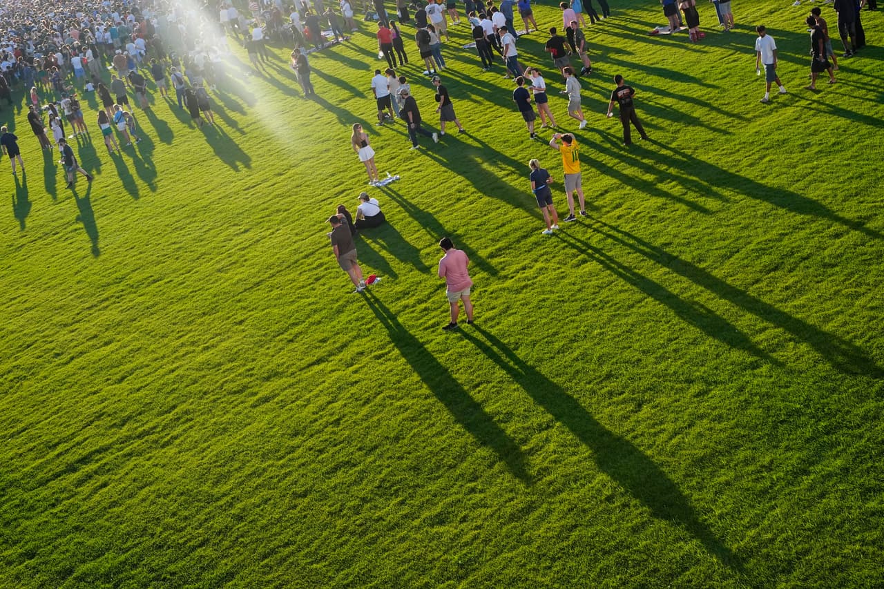 La gente llega antes del discurso del presidente Donald Trump en la inauguración de la Gran Feria Estatal Americana en el National Mall, el miércoles 24 de junio de 2026, en Washington.