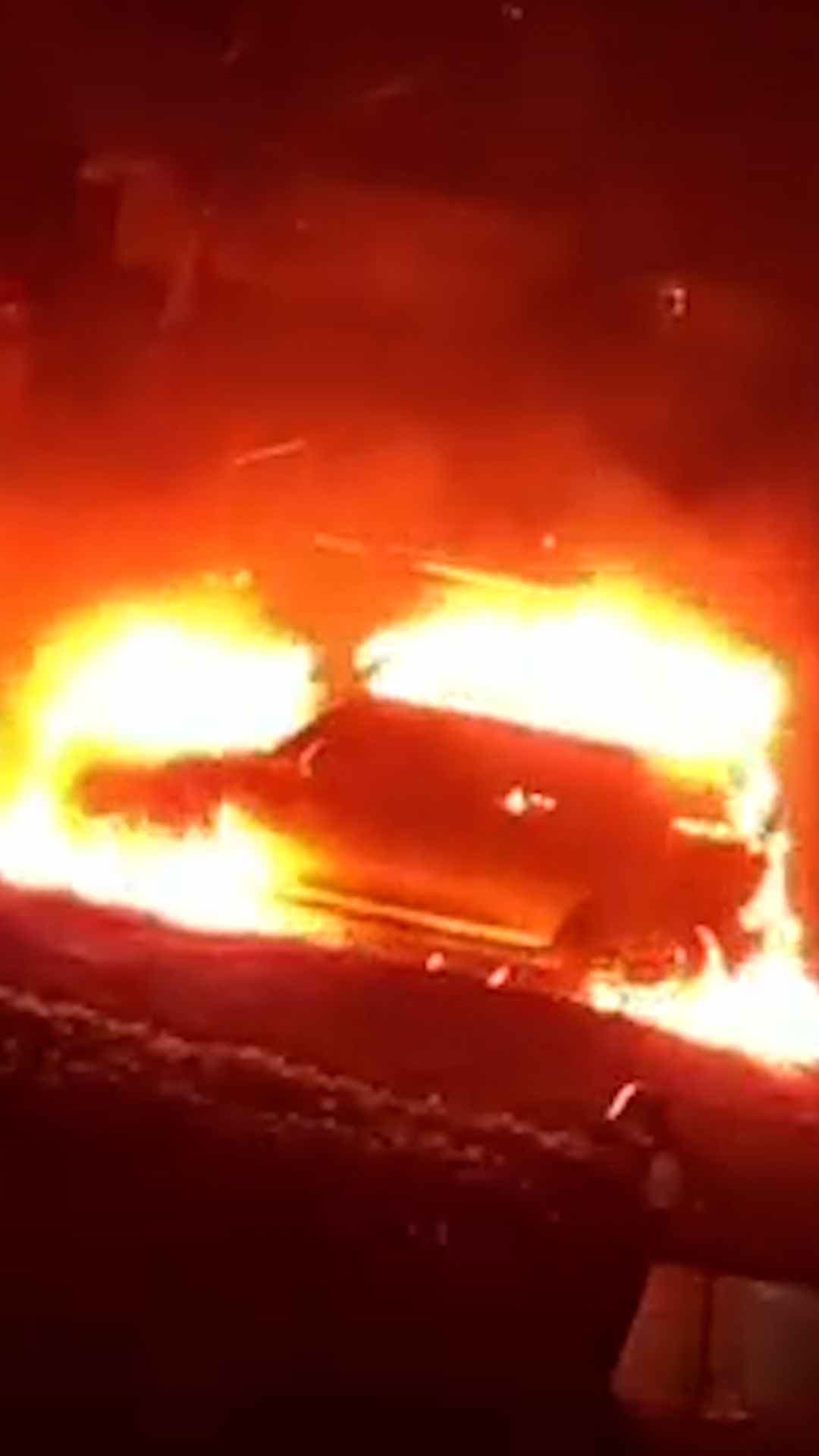 Dos personas incendian autos al azar en un residencial