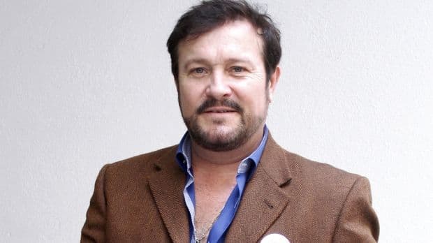 Arturo Peniche, de 57 años, se encuentra internado en un hospital de la Ciudad de México, luego de que la fiebre producida por una infección estomacal no disminuyera la madrugada del 4 de junio, detalló Televisa Espectáculos a través de un mensaje en Twitter.
<br>