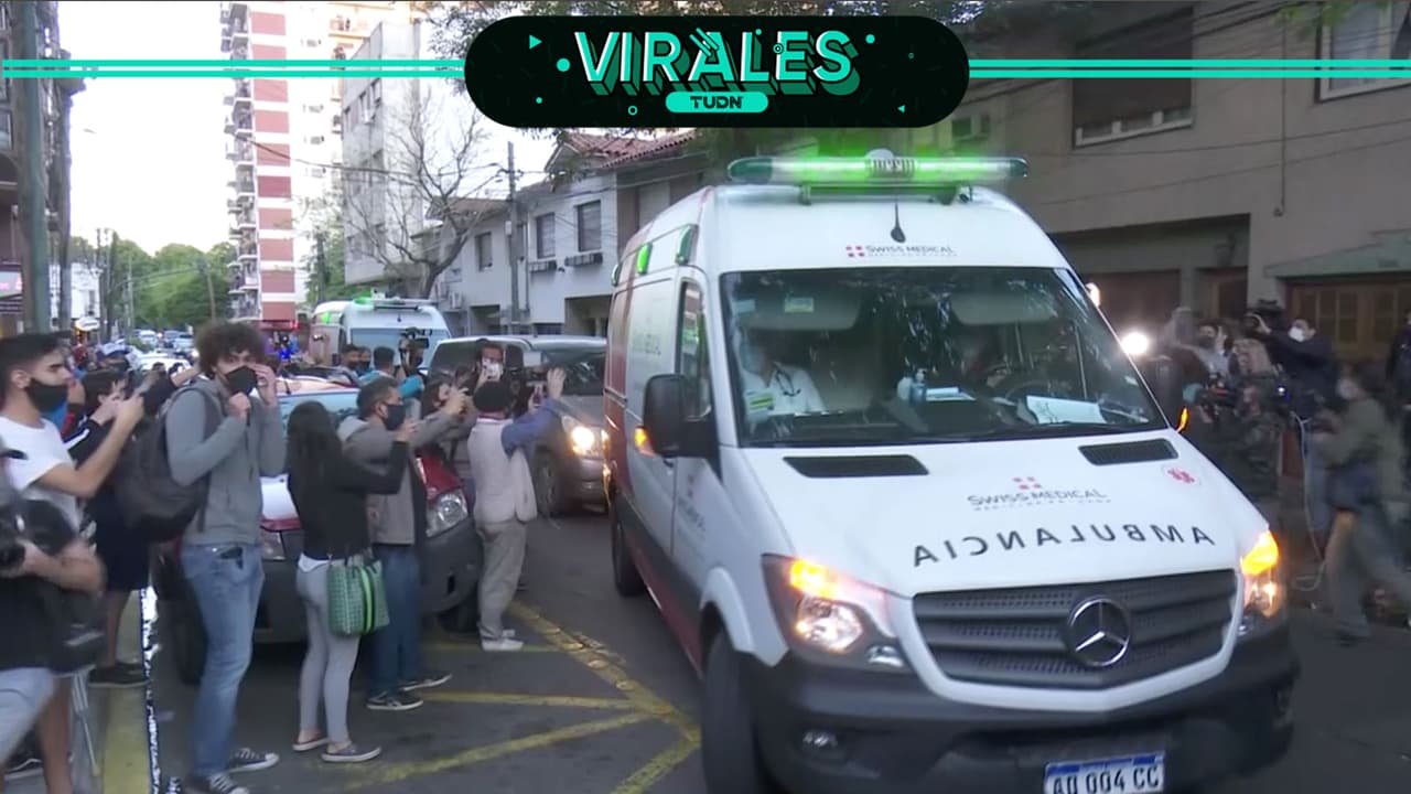 A principios de mes, decenas de aficionados se dieron cita en una clínica de Buenos Aires donde fue operado el ídolo argentino.