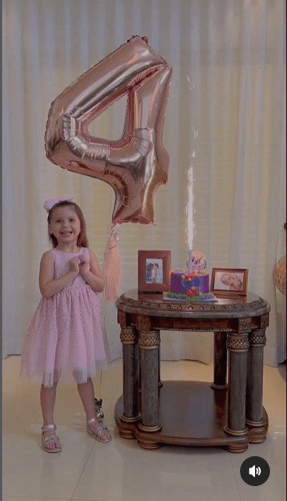 Gianna, hija de Kimberly Flores y Edwin Luna, en su cumpleaños 4