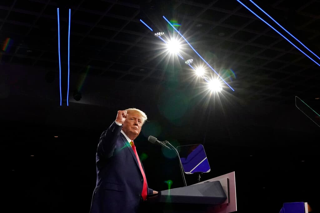 Avión privado en el que viajaba Donald Trump realizó un aterrizaje de emergencia tras el fallo de un motor