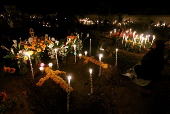 La noche entre el 1 y 2 de noviembre las veladoras inundan los cementerios, destellos luminosos acompañan a los que recuerdan a los muertos.