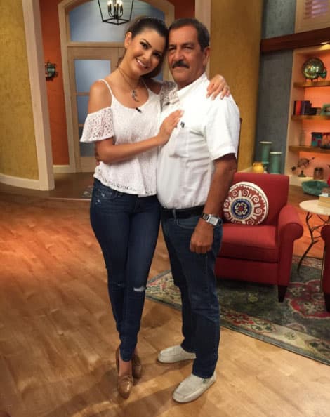 Siempre está al pendiente de su familia, es una gran hija y la reina de su papá.