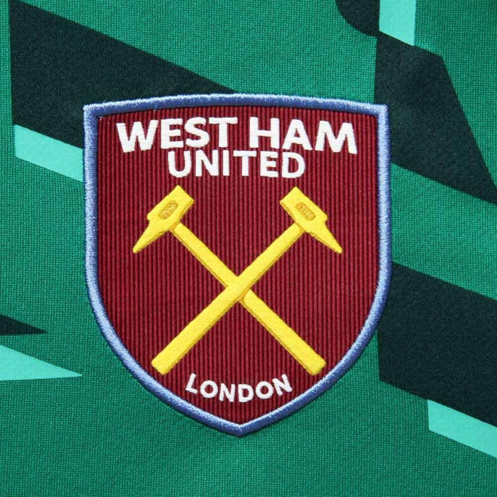 Como un homenaje al equipo de 1980, campeón de la Liga y de la F.A. Cup, West Ham United ha dado a conocer sus nuevas playeras para la próxima temporada. No hay duda de que el Chicharito vestirá con mucha elegancia en los campos ingleses junto a Felipe Anderson y compañía.