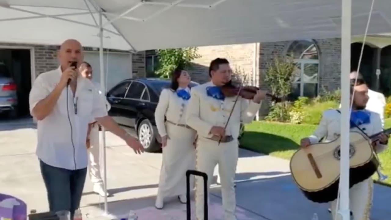 "A lo mexicano": Hispano celebra el cumpleaños de su esposa e hija con mariachis en tiempos de coronavirus