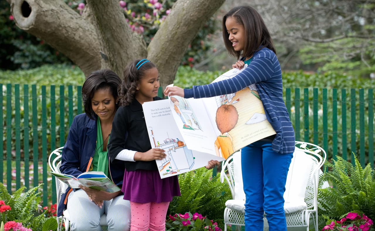 A pesar de la apretada agenda que impone el poder, Michelle Obama encontró maneras especiales para compartir con sus hijas. Sagradamente año tras año, en la celebración de Pascua, departieron juntas y leyeron cuentos.
