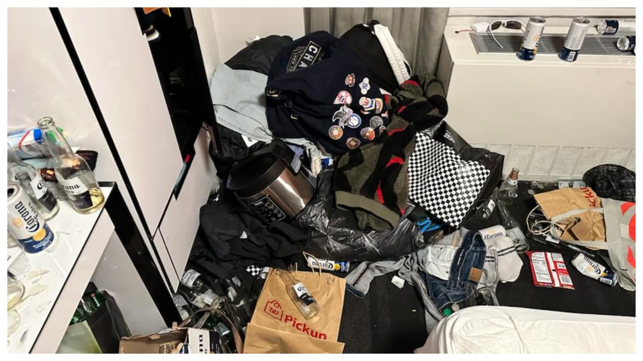 Y, aunque el alcohol está estrictamente prohibido, Rodríguez dice que con frecuencia 
<b>encuentran envases de bebidas alcohólicas</b> en las habitaciones y fuera de ellas. 
<br>