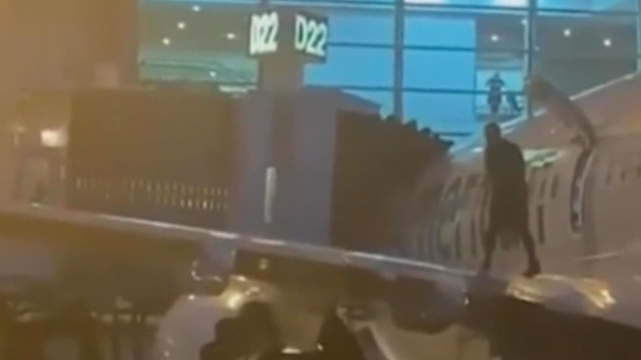 Venía en un vuelo de Colombia, se salió del avión y caminó por el ala al aterrizar en Miami 