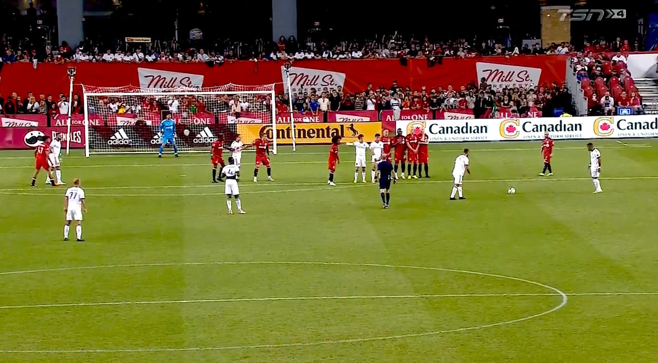 ¡Sublime zurdazo! Douglas Costa hace un golazo de tiro libre y enmudece el estadio