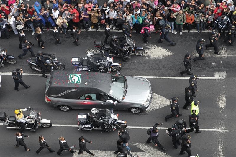 La carroza fúnebre con los restos de Juan Gabriel recorren las calles de la Ciudad de México