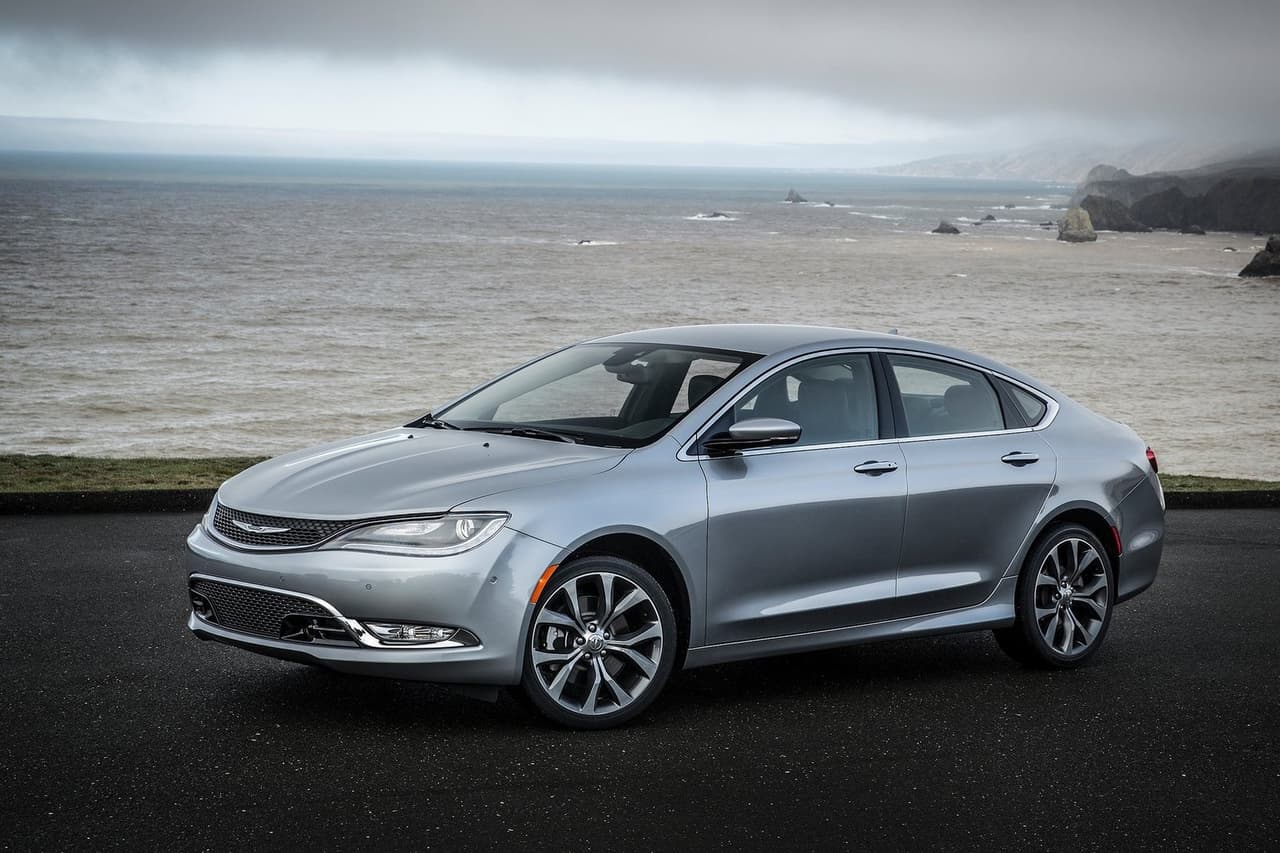 <h3 class="cms-H3-H3"><b>Chrysler 200 2017 | 9 unidades</b></h3>
<br>
<br>El Chrysler 200 es otro sedán que no fue capaz de posicionarse en su competitivo segmento, en este caso, el de los sedanes medianos donde aún se mueven fuertes rivales como el Toyota Camry, Honda Accord y Nissan Altima. Aunque su producción culminó con su edición 2017, por alguna razón, el fabricante fue capaz de comercializar nueve unidades totalmente nuevas en 2020.
<br>