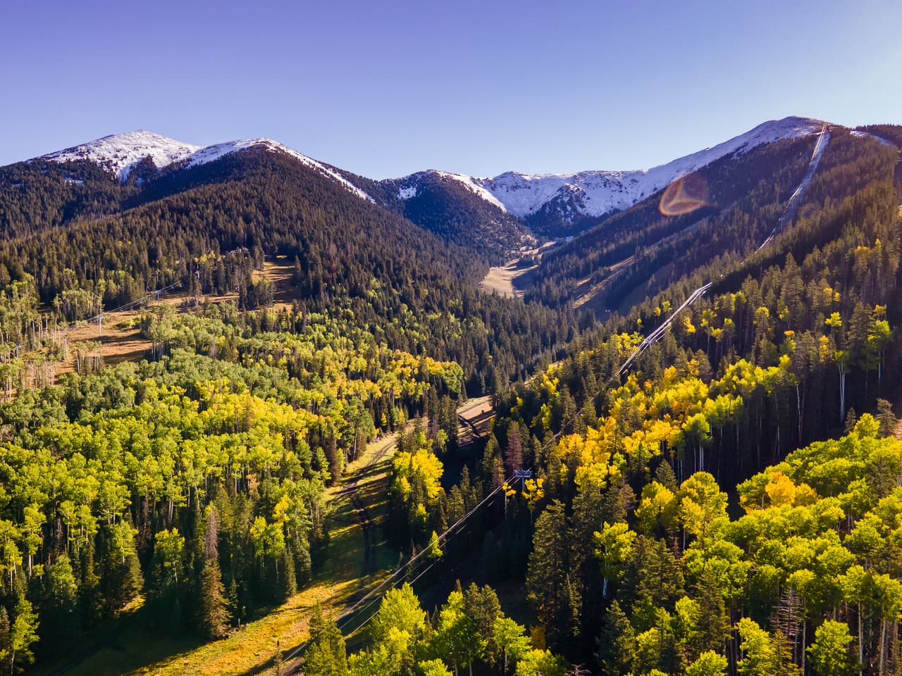 El teleférico del Arizona Snowbowl se llama “
<a href="https://www.univision.com/local/arizona-ktvw/el-lugar-de-esqui-en-flagstaff-arizona-cuenta-con-nuevas-gondolas-para-los-aventureros-del-snowboarding-video">Arizona Gondola</a>” , el cual ahora ofrece paseos todos los días
<b>hasta el 24 de octubre</b>.
