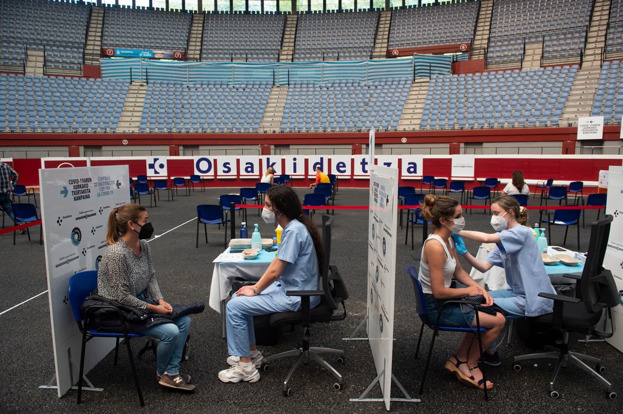 <b>Europa:</b>
<br>
<br>España (en la foto)
<br>
<br>Holanda
<br>
<br>Portugal
<br>
<br>Reino Unido
<br>
<br>Chipre
<br>
<br>Georgia
<br>
<br>
<b>Incluidas en la lista el 2 de agosto de 2021: </b>
<br>
<br>Andorra 
<br>
<br>Grecia
<br>
<br>Irlanda
<br>
<br>Malta
<br>
<br>Gibraltar
<br>
<br>Isla de Man
<br>
<br>Los destinos que caen en la categoría de riesgo "Nivel 4: covid-19 muy alto" han tenido más de 500 casos por cada 100,000 residentes en los últimos 28 días, según los parámetros de los CDC.
<br>