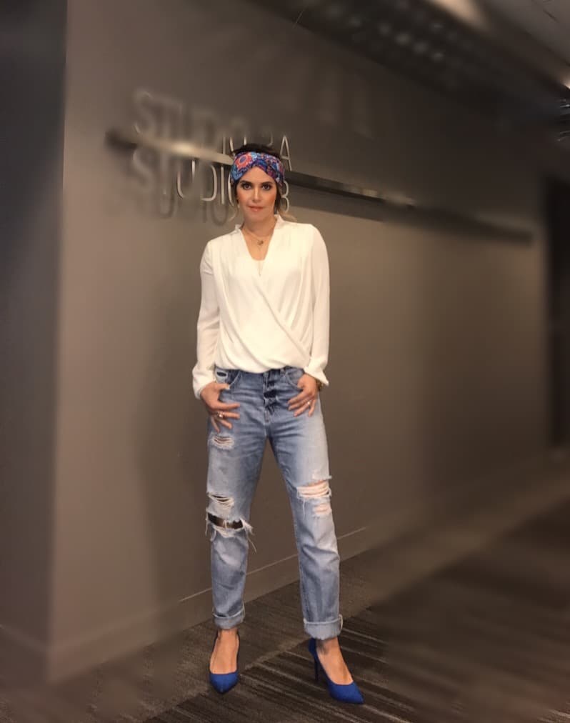 ¿Qué les parece este estilo con un tubante colorido que combina con los zapatos?