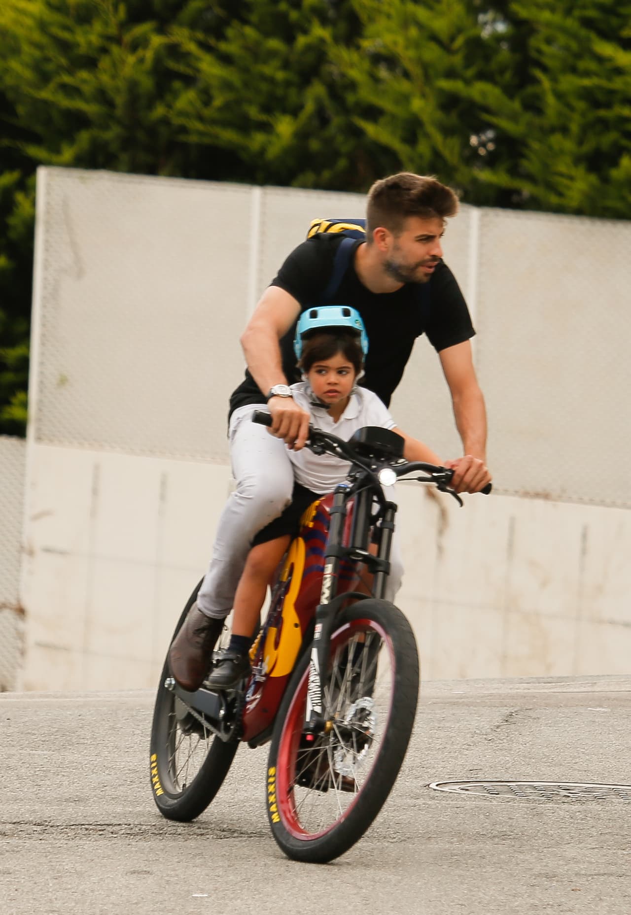 Photo © 2016 Quimi Ortiz/The Grosby Group EXCLUSIVE Barcelona, Sept 22, 2016 Soccer star, Gerard Pique arrives home driving a Barcelona FC customized bicycle after picking up his son Milan from school.