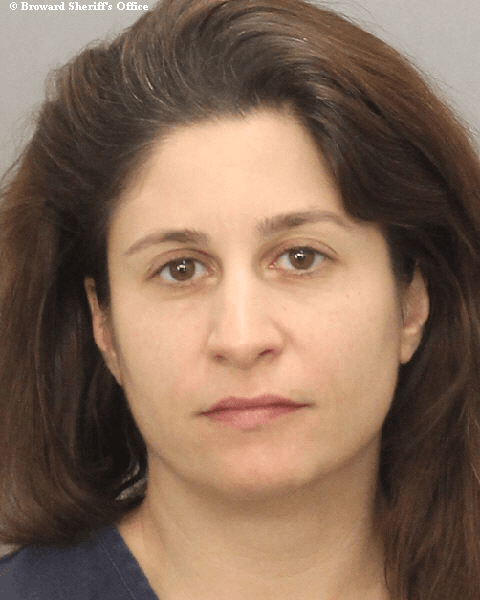 Detienen a una madre de Florida por supuestamente hacer dulces de marihuana que su hija vendió en el colegio