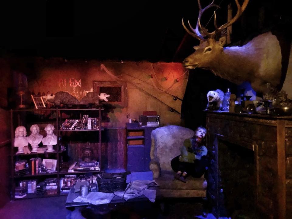 <b><a href="https://www.hundredacresmanor.com/" target="_blank">Hundred Acres Manor in Bethel Park (Bethel Park)</a></b>: Travel Channel la ha catalogado como "una de las atracciones de Halloween más aterradoras de Estados Unidos" y por una buena razón: sus seis secciones son absolutamente escalofriantes. Entre estas destaca el tanque de tortura hasta un laberinto de 7500 pies cuadrados y una experiencia laser repleta de zombis hambrientos.