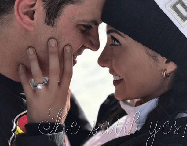 Mark Tacher anunció por Instagram que le pidió matrimonio a su novia Cynthia Alesco en medio de la nieve y en Big Bear Lake en San Bernardino, California.