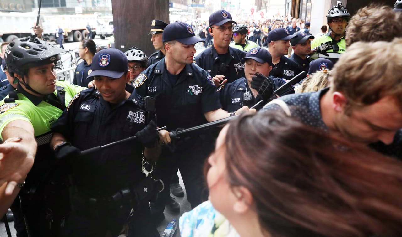 Los alrededores de la Torre Trump ya contaban con un mayor resguardo policial ante el arribo del presidente a su edificio. (Shannon Stapleton/Reuters)