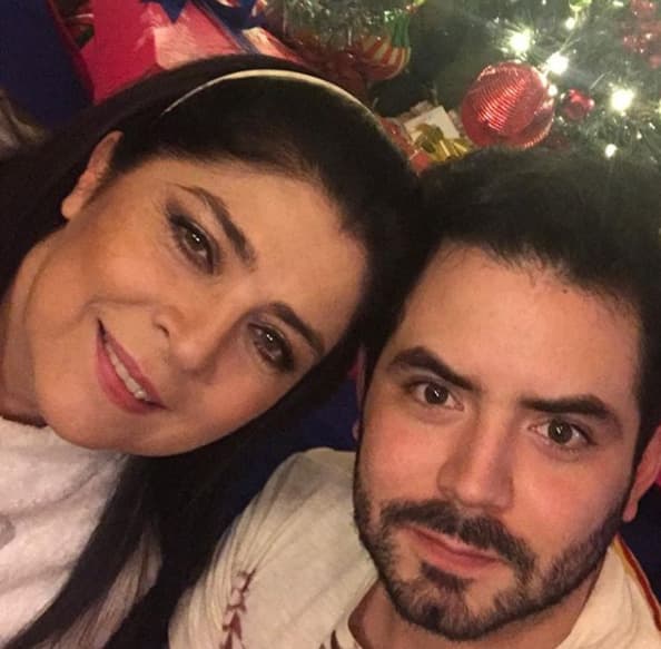 Incluso, entre la familia Derbez se tocó el tema del romance que sostuvieron en la ficción Mauricio Ochmann y Victoria Ruffo, madre de José Eduardo Derbez, cuando protagonizaron 'Victoria'.