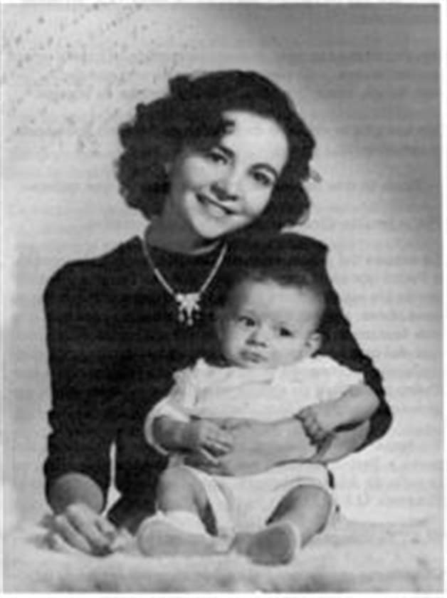 En esta imagen, fechada en 1950, se ve a Lupita Torrentera, entonces de 18 años, llevando en brazos a su hijo procreado con el ídolo mexicano, Pedro Jr.