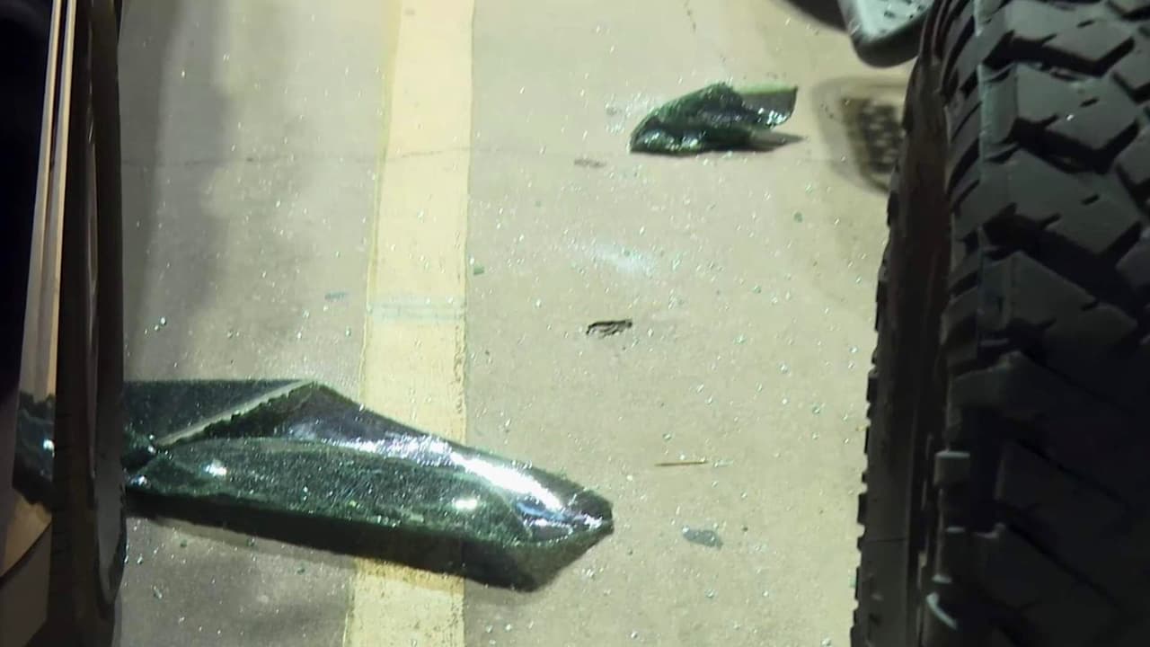 Vandalizan 14 vehículos en estacionamientos de dos hoteles en San Antonio: robaron objetos de valor