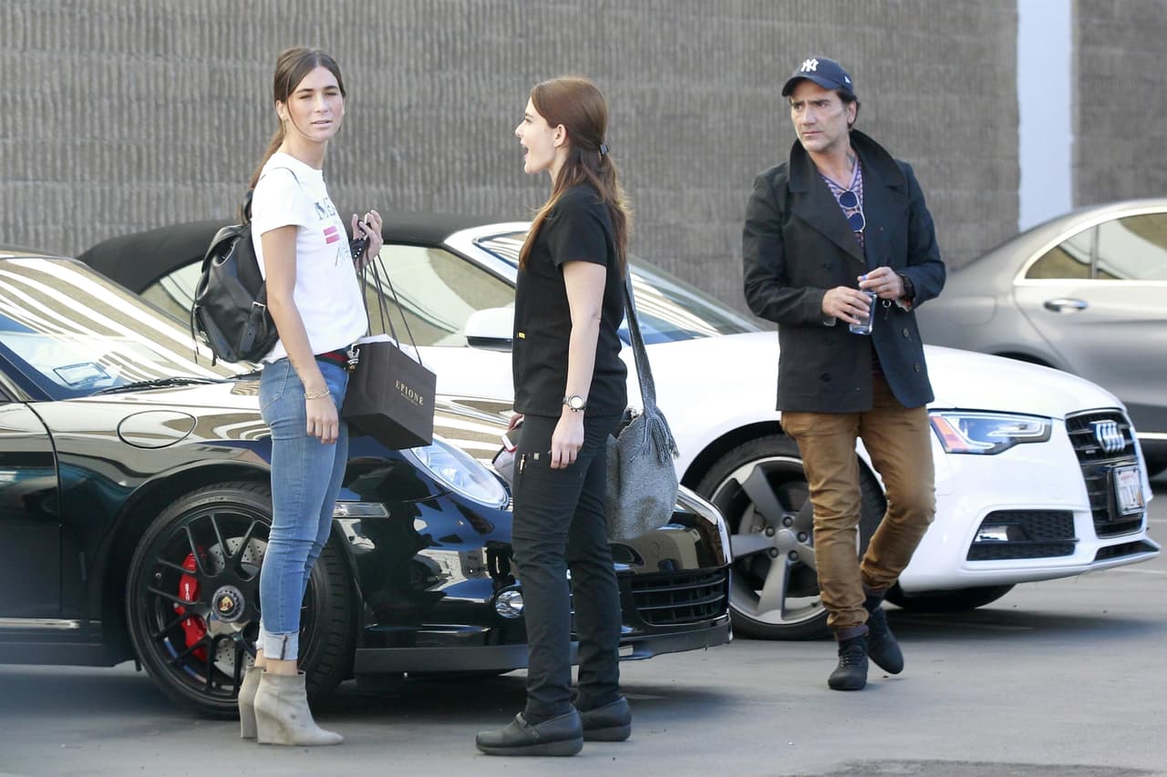 La modelo de 25 años conoció al cantante por amigos en común.