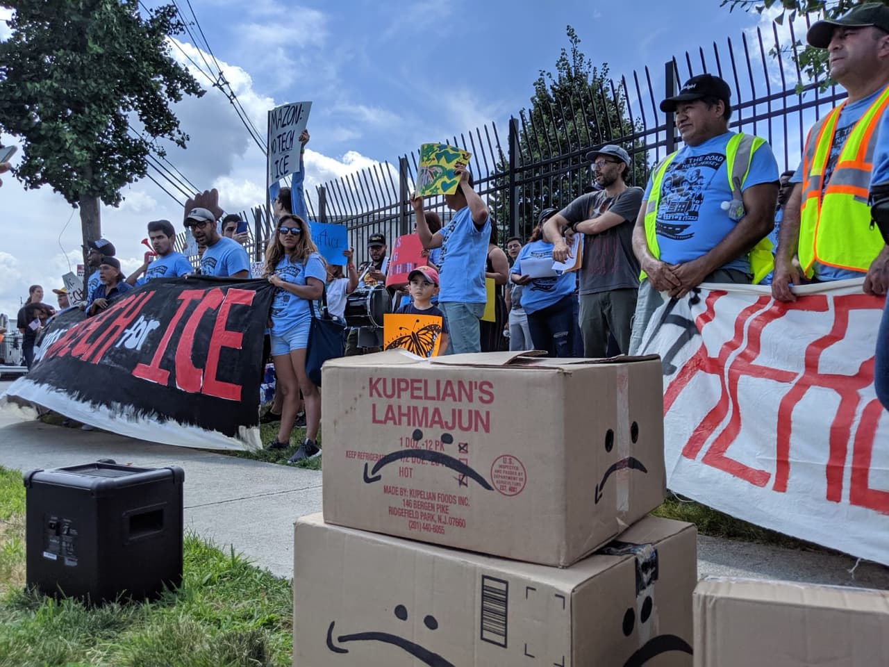 Familias inmigrantes se reunieron fuera del almacén de Amazon en Elizabeth, Nueva Jersey, que está ubicado justo en frente de un centro de detención, condenando los lazos de la corporación con la Agencia de Inmigración y Control de Aduanas (ICE).