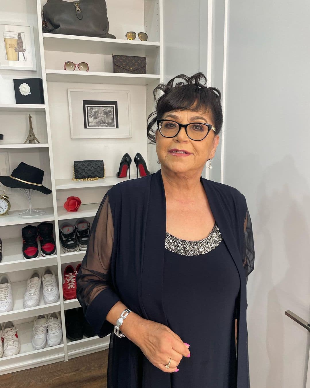 El 4 de octubre de 2022, Saavedra realizó una transmisión en vivo en la que estuvo acompañada de su marido, Pedro Rivera, y aseveró que 
<a href="https://www.univision.com/famosos/mama-jenni-rivera-llaman-viborilla-responde">la gente suele criticarla</a> incluso por cómo luce.