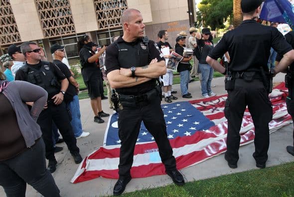 Las iniciativas -12 en total-, además, otorgan poderes extraordinarios a las policías locales (estatal y municipal) para indagar el estado migratorio de individuos arrestados o sospechosos de haber cometido un crimen.