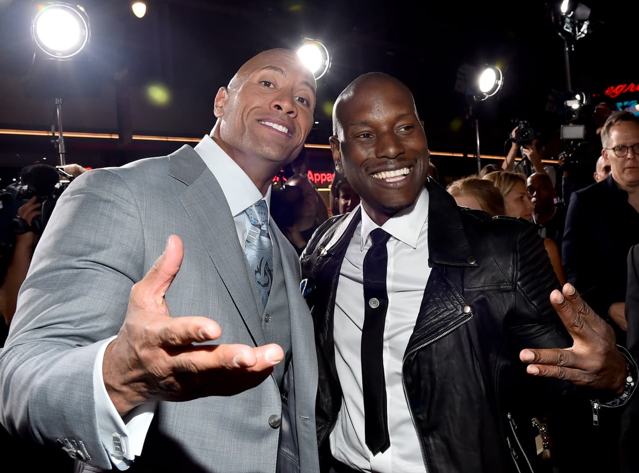 Dwayne Johson y Tyrese Gibson dejaron sus conflictos en el olvido, así lo informó el portal de E! Tras una serie de desafortunados comentarios en los que ambos se atacaron sutilmente, el mismo portal reportó que en noviembre de 2017 ambas estrellas hicieron las paces.