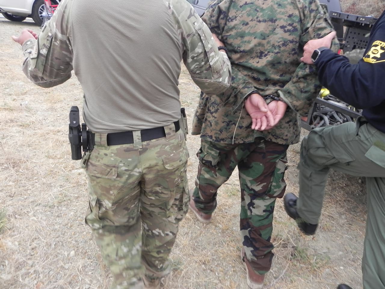 Un hombre que supuestamente vivió en el campamento descubierto en una cañada en el este del condado de Los Ángeles fue arrestado y declaró que le pagaron para sembrar y cuidar la hierba.