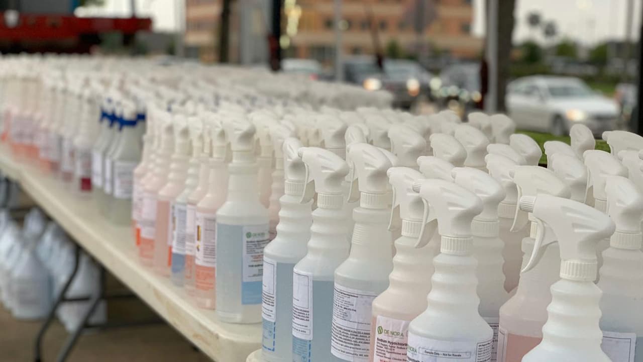 Si usted es persona de la tercera edad y no puede ir al sitio de distribución, llame al 281-341-9262 para programar una cita para que el producto le sea entregado en su hogar.