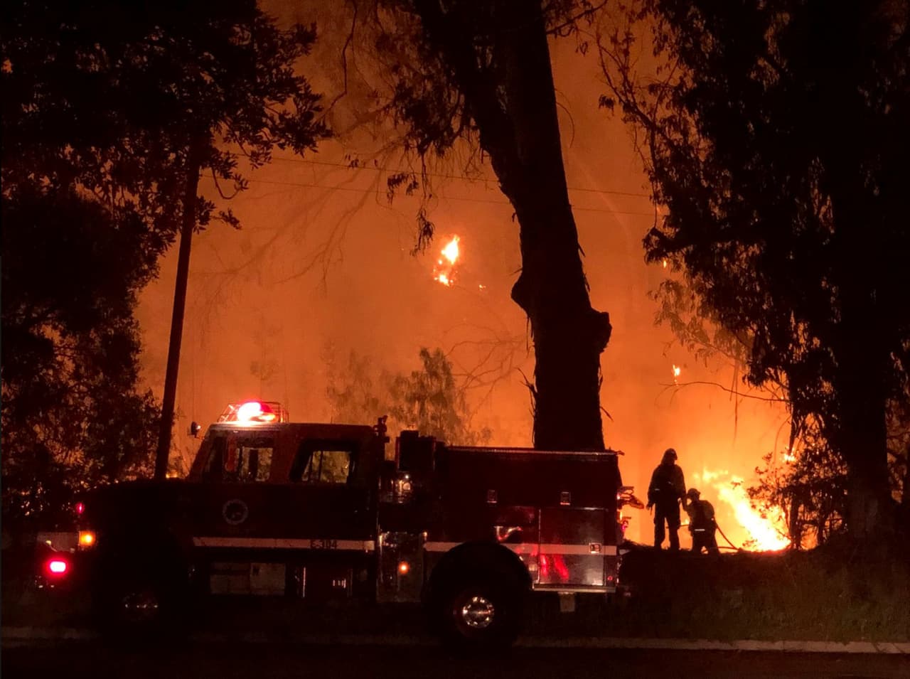 Los bomberos del sur de California atacan el destructivo incendio forestal en la comunidad de Goleta, en el condado de Santa Bárbara, uno de los muchos lugares que arden en el caliente y seco oeste. 
<b>Mike Eliason / Santa Barbara County Fire</b>