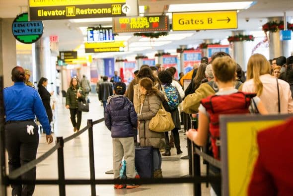 Viajeros esperan en fila fuera de una puerta de embarque el Día de Gracias en LaGuardia, en Nueva York.