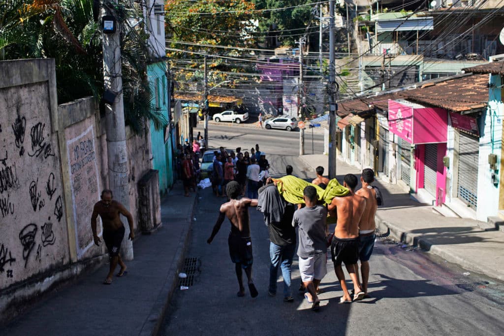 Tras la sentencia del Máximo Tribunal, la estrategia fue presentada en marzo, pero las organizaciones de derechos humanos, que a menudo denuncian presuntas ejecuciones extrajudiciales en estos operativos, la consideraron demasiado vaga. En 2021 murieron 1,356 personas a manos de las fuerzas policiales en ese estado, consideradas las que más matan y mueren en enfrentamientos dentro de Brasil, según el proyecto Monitor da Violencia.