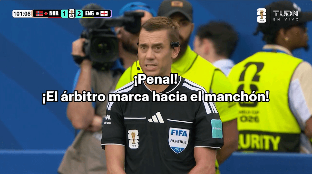 ¡Se marca penal! ¡El árbitro corre hacia el área y señala el manchón!