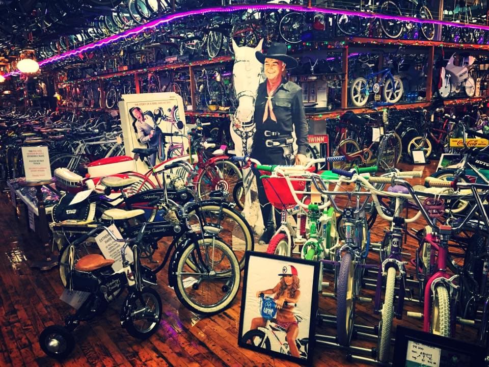 <b><a href="https://www.bicycleheaven.org/" target="_blank">Bicycle Heaven (Pittsburgh)</a></b>: Hogar de la colección de bicicletas más grande del mundo, el paraíso de las bicicletas de Pittsburgh es una visita obligada para cualquier persona interesada en el transporte. Situado encima de una tienda de bicicletas, el museo cuenta con cientos de bicicletas antiguas. Algunas se remontan a los primeros días del transporte de dos ruedas, mientras que otros tienen conexiones con celebridades.