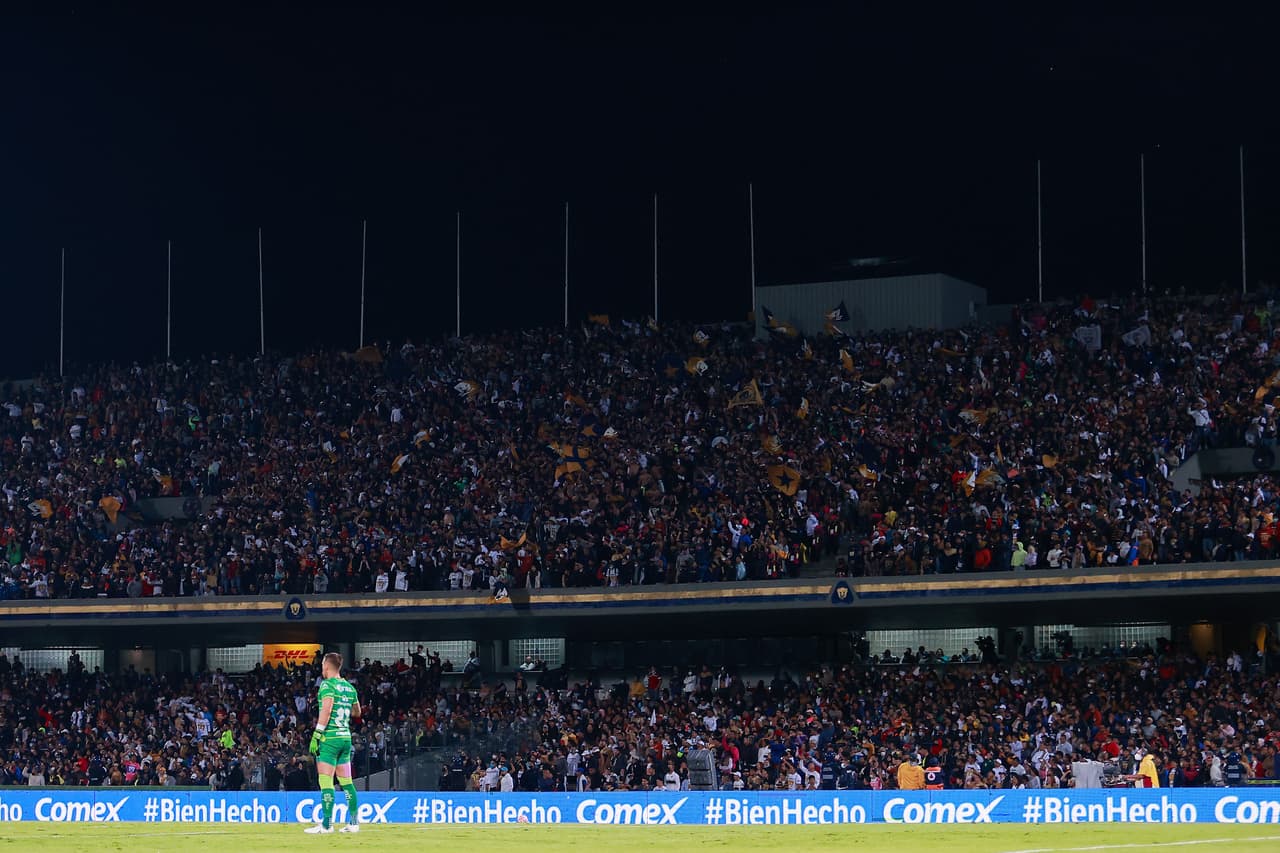 Dani Alves debutó como titular con Pumas en un pletórico estadio Olímpico Universitario en el que apenas pudieron rescatar el empate ante un aguerrido Mazatlán FC gracias a la asistencia del histórico brasileño sobre el final del partido.