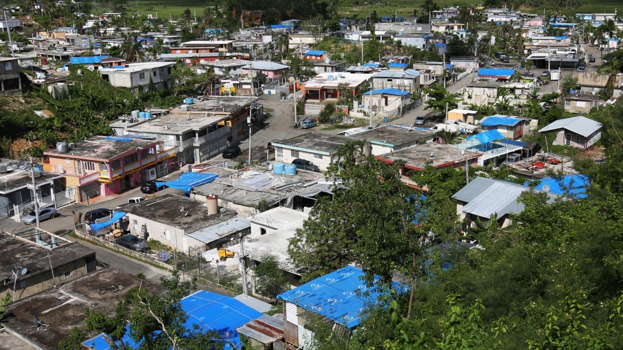“Operación techo azul” va a paso lento en Loíza, donde damnificados no ven la recuperación