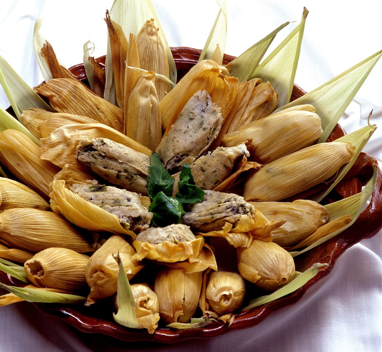 El nombre ´tamal´ proviene de la palabra tamalli que es de origen náhuatl y significa envuelto.