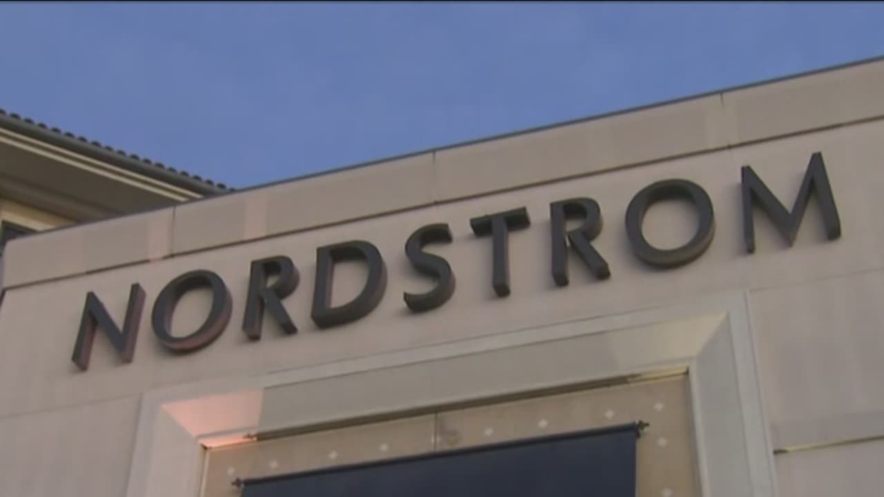 California, azotada por ola de robos a locales minoristas: saquean una tienda Nordstrom en Los Ángeles