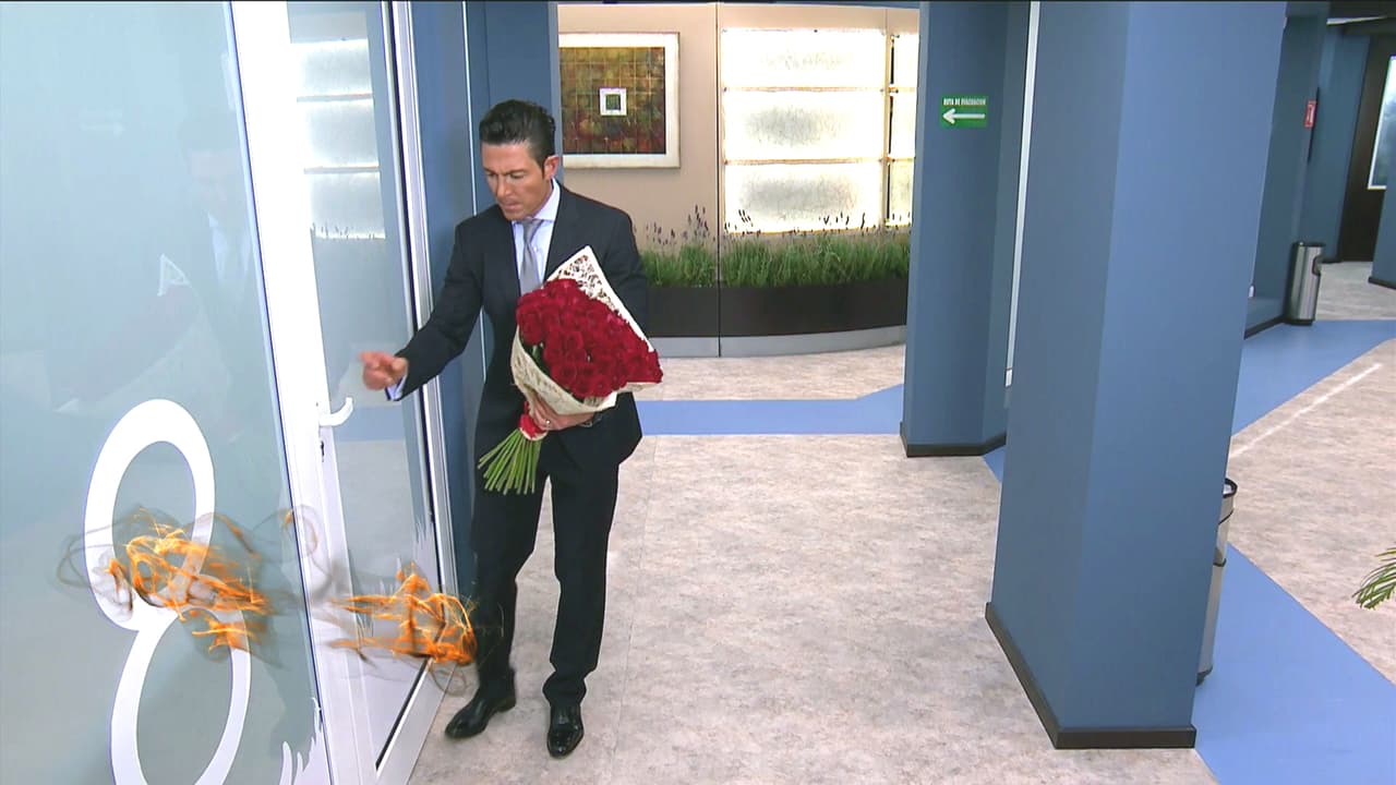 Mientras tanto, Eladio no se da por vencido.