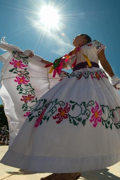 Los grupos folklóricos que participan en la fiesta deleitan a todos los asistentes con sus vistosos trajes coloridos y sus danzas.