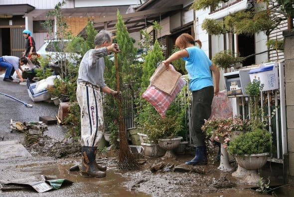 La medida pretende acelerar la reconstrucción de la localidad, golpeada por el tsunami de 2011, y permitirá a unos 11,200 vecinos, un 70 % de la población total de Tomioka antes del accidente, retornar temporalmente a sus casas para limpiarlas y rehabilitarlas tras dos años de abandono, detalló la cadena Fuji TV.