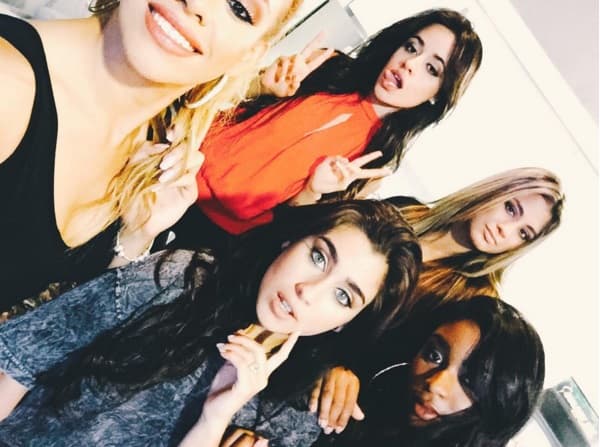 A finales de diciembre de 2016, la salida de Camila Cabello de Fifth Harmony sorprendió a sus fans. Fue entonces que las integrantes de esta agrupación empezaron a dedicarle algunas indirectas a Cabello.