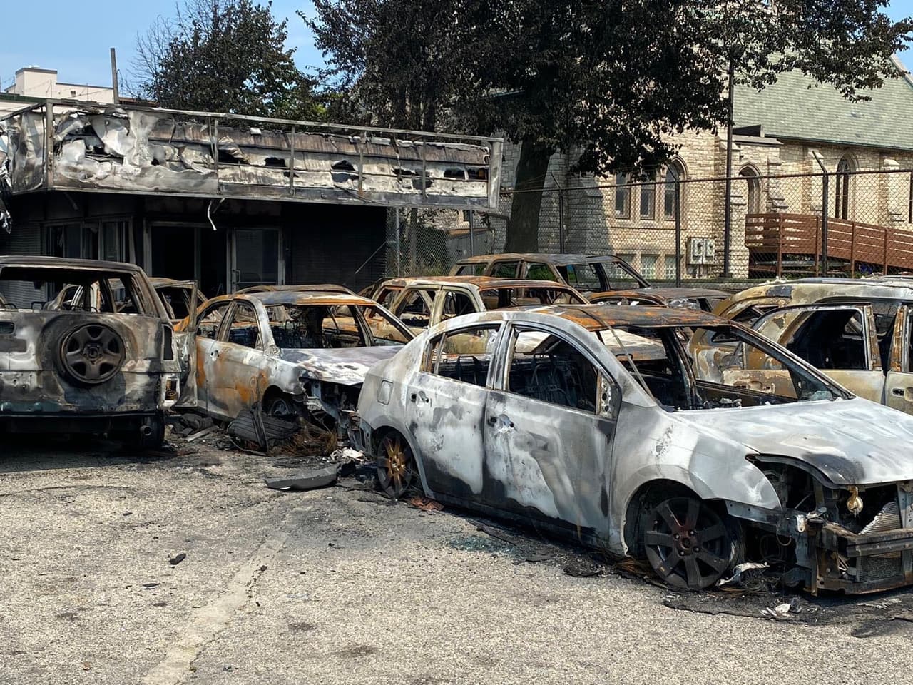 La policía de Kenosha dijo que el herido, identificado como Jacob Blake, de 29 años, fue hospitalizado en estado grave. Los oficiales involucrados han sido puestos en tareas administrativas.
<br>