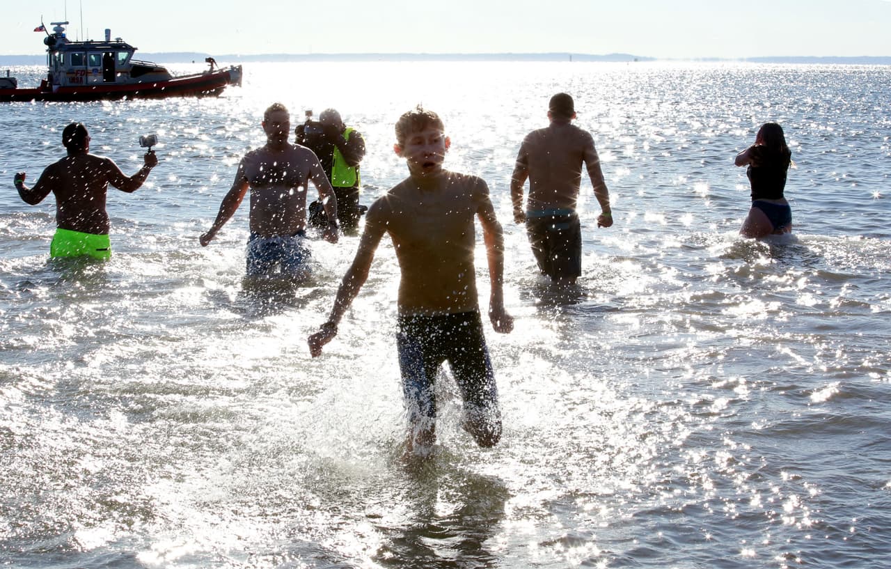 Louie Forte, residente de Brooklyn de 65 años de edad, dijo que el chapuzón estaba en su “lista de cosas que hacer antes de morir” y que al lanzarse al agua sintió “una conmoción...este ha sido el año más frío”.
